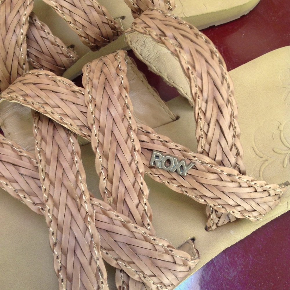 ROXY sz7 braided 5 crisscross band slides. Never worn, new stickers on bottoms.